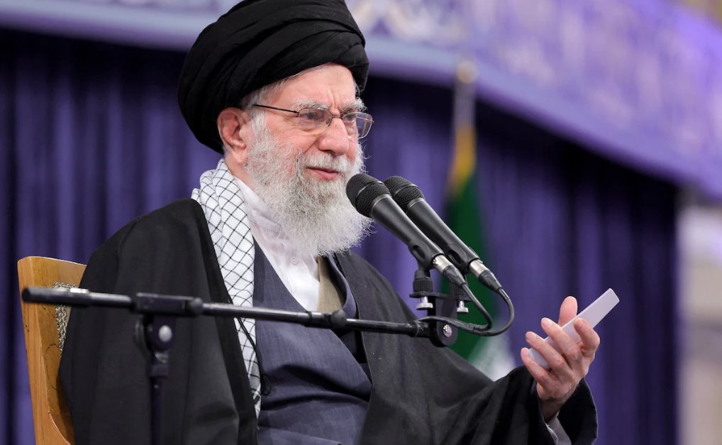 在阿亚图拉&middot;鲁霍拉&middot;霍梅尼去世后，阿里&middot;哈梅内伊似乎不太可能成为最高领袖。