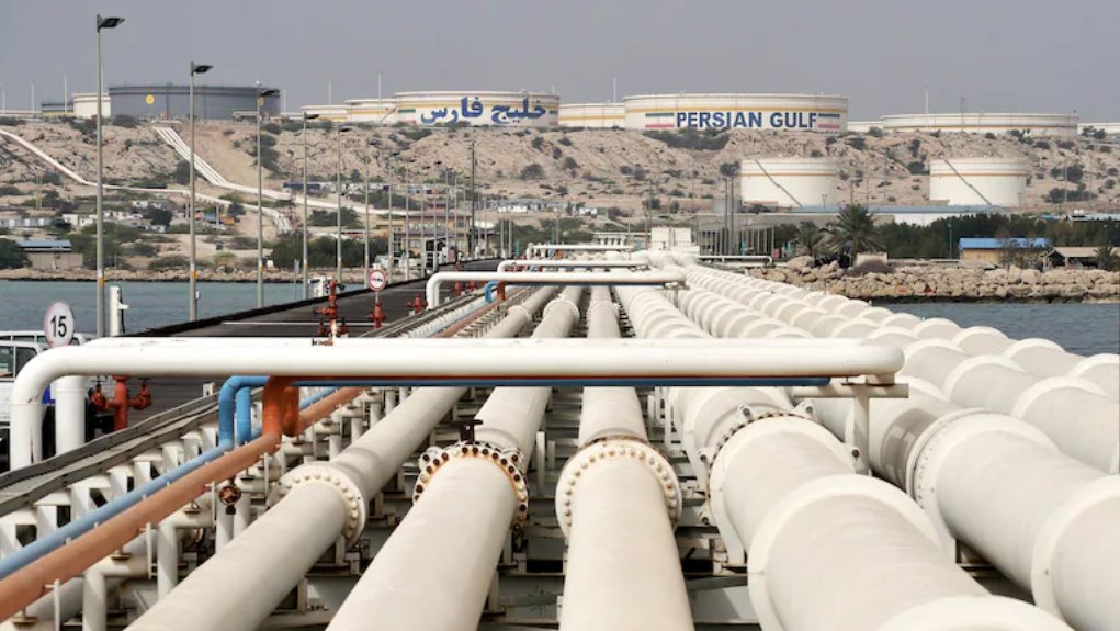 目前，伊朗每天生产约310万桶原油。