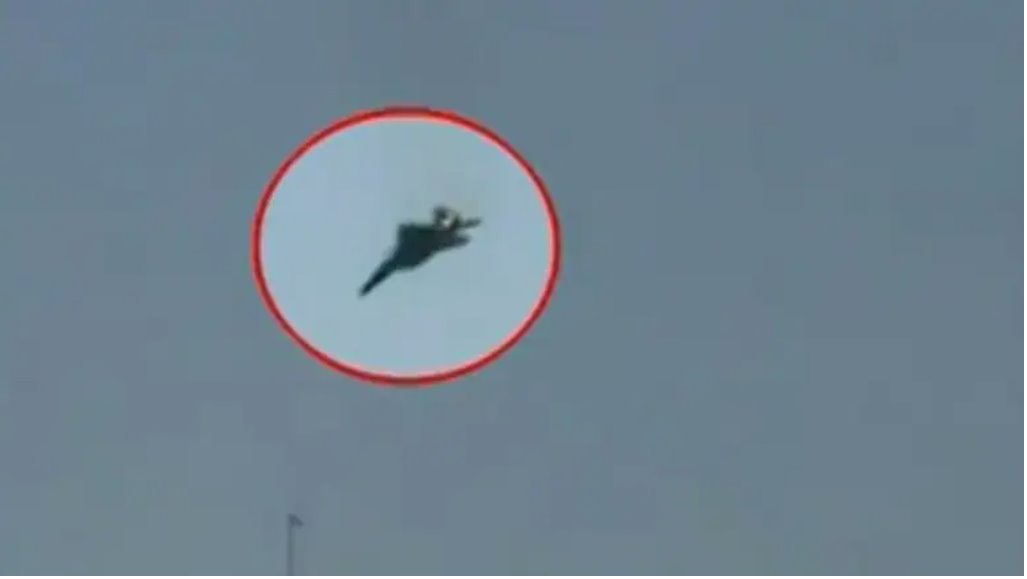 多家媒体报道称，两名飞行员已安全弹射逃生。