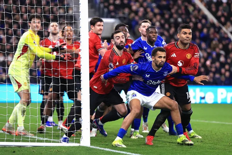 埃弗顿的伊利曼·恩迪亚耶拉住曼联的布鲁诺·费尔南德斯和卡塞米罗,球员们在角球争夺中互相推搡