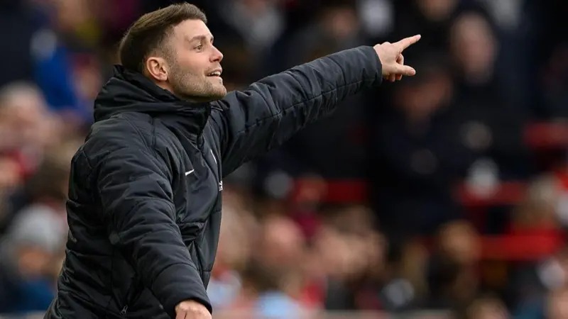 布莱顿足球俱乐部主教练法比安·赫泽勒在技术区向球队大声喊出指令