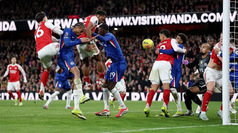 在阿森纳与切尔西的英超联赛中,阿森纳球员尤里恩·廷伯攻破了切尔西球员罗伯特·桑切斯的十指关,打入了球队的第二个进球。