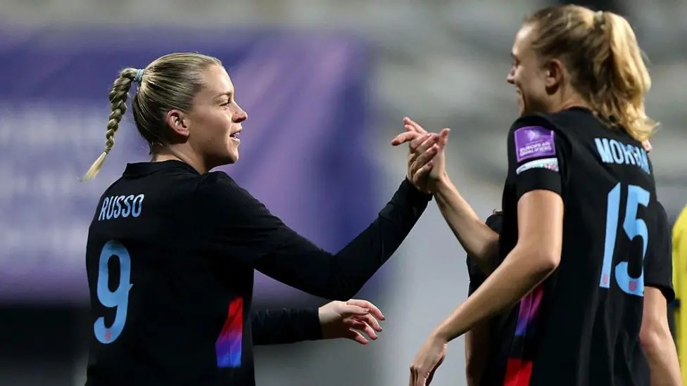 阿莱西亚·鲁索(左)是英格兰队三名对阵乌克兰队梅开二度的球员之一