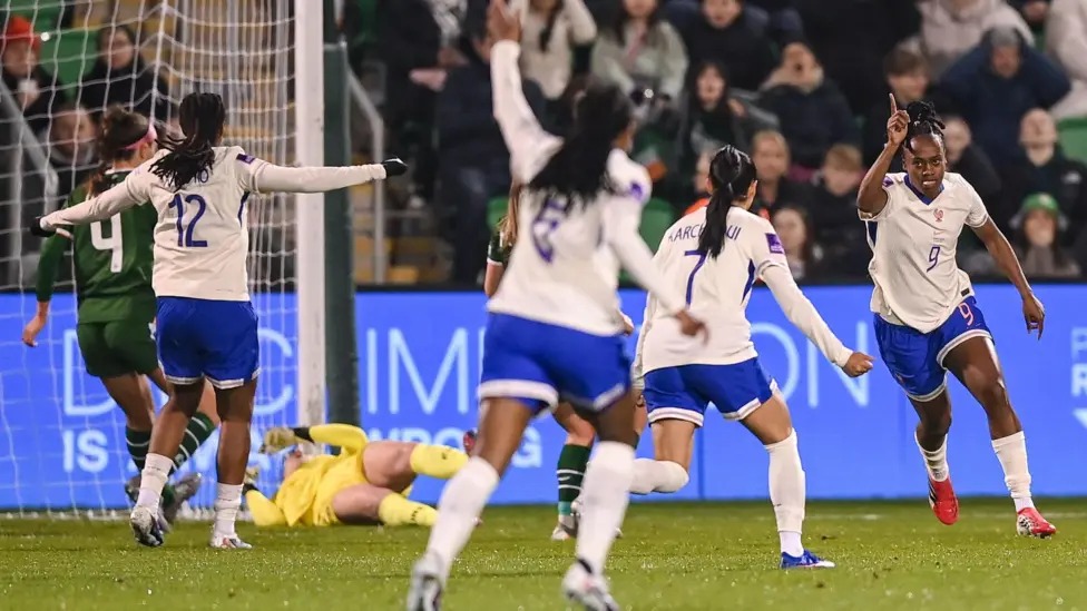 曼联前锋梅尔文&middot;马拉尔梅开二度，帮助法国队逆转取胜。