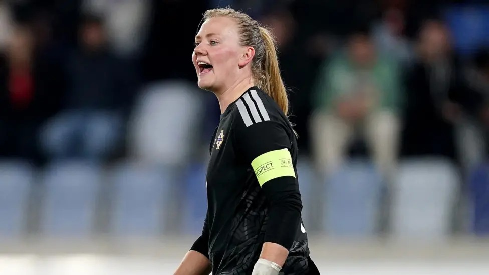 在克里斯&middot;林赛担任临时主教练的首场比赛中，杰基&middot;伯恩斯佩戴了队长袖标。