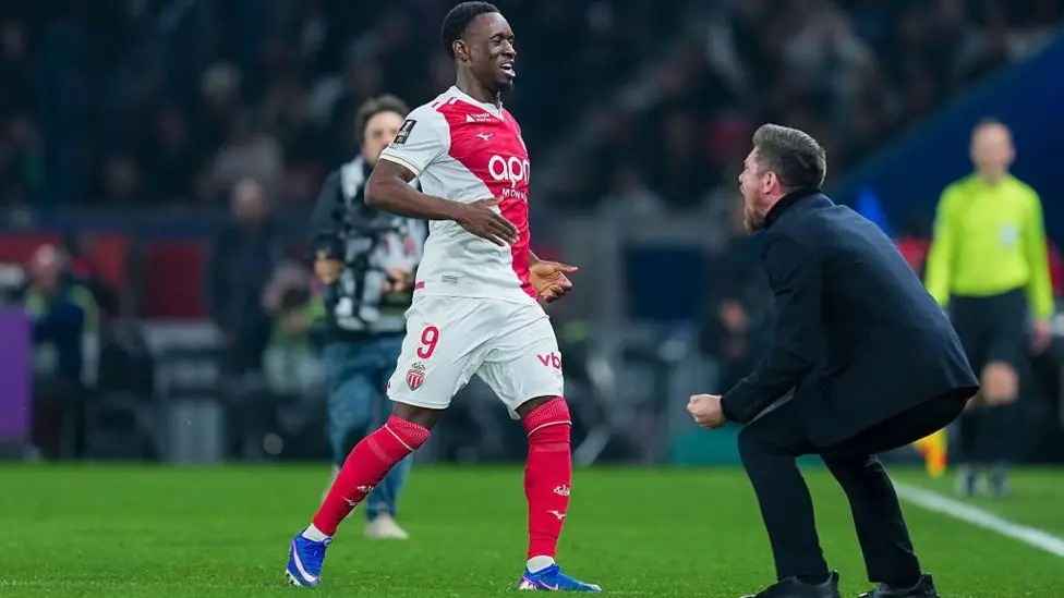 摩纳哥队的福拉林&middot;巴洛贡在打入球队第三球后与塞巴斯蒂安&middot;波科尼奥利庆祝