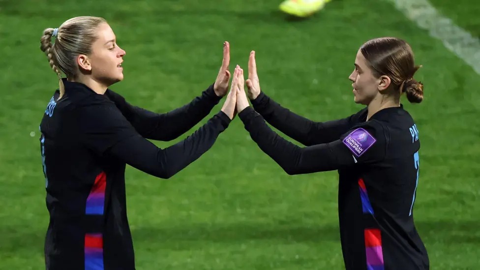 阿莱西亚&middot;鲁索（左）和杰西&middot;帕克均梅开二度，帮助英格兰队以6比1战胜乌克兰队。