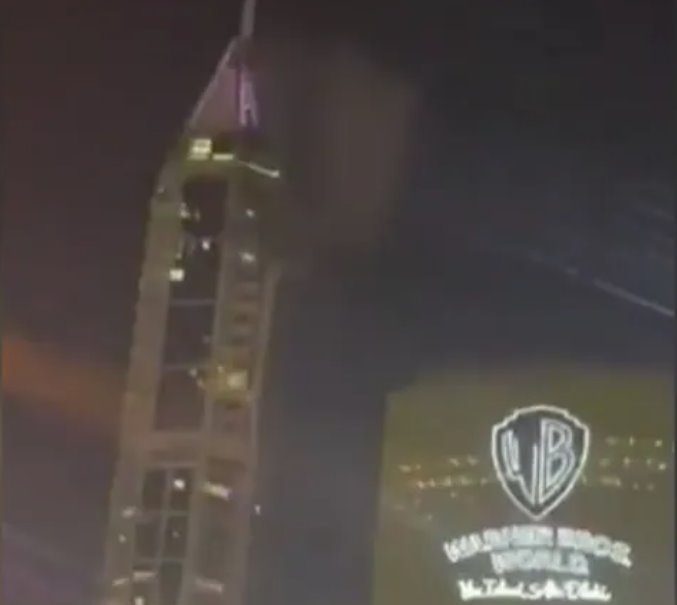 伊朗继续发动海湾袭击，迪拜码头一座塔楼冒出浓烟。