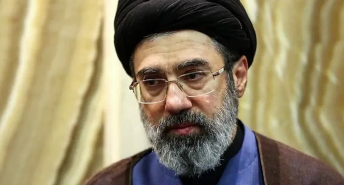 哈梅内伊死于美国发起的伊朗战争第一天袭击，哈梅内伊之子穆杰塔巴接任。