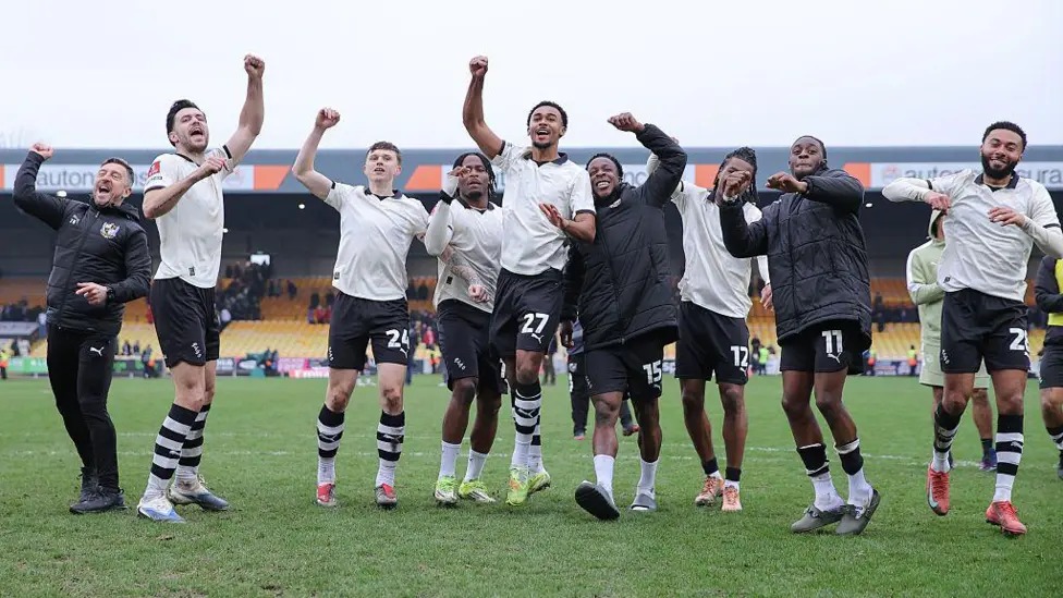 波特维尔球员庆祝战胜桑德兰:波特维尔是本赛季足总杯剩余球队中排名最低的。