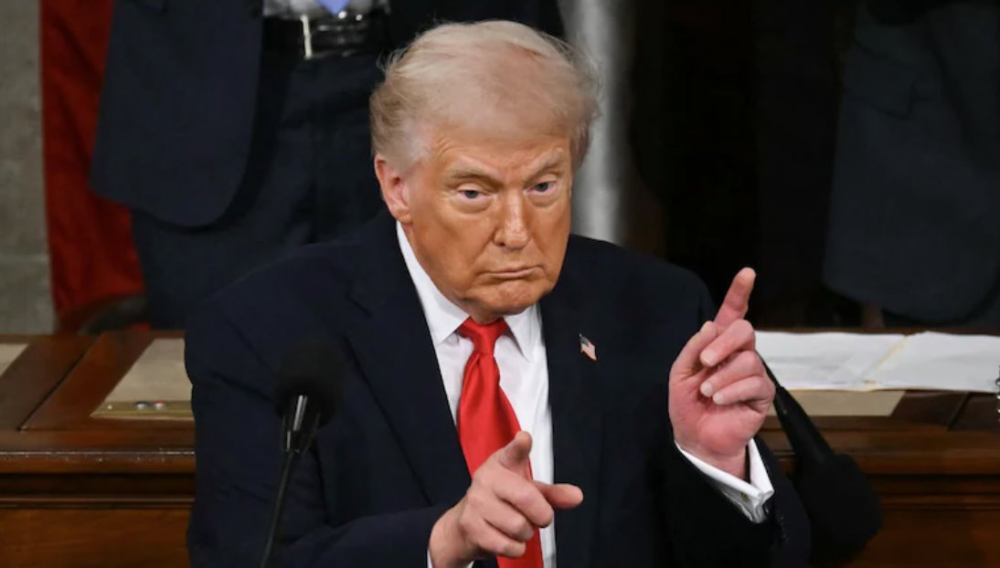 美国总统唐纳德·特朗普周二警告伊朗不要在霍尔木兹海峡布雷