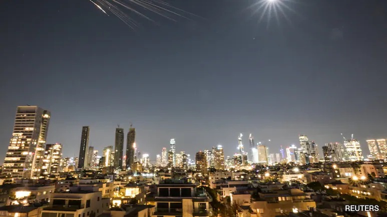 伊朗媒体称,美国和以色列的空袭连夜袭击了德黑兰的一家银行。