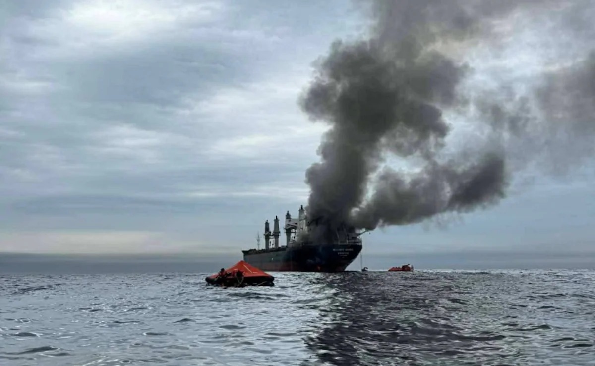 泰国海军发布的照片显示,该舰船的船体和上层建筑冒出滚滚黑烟。