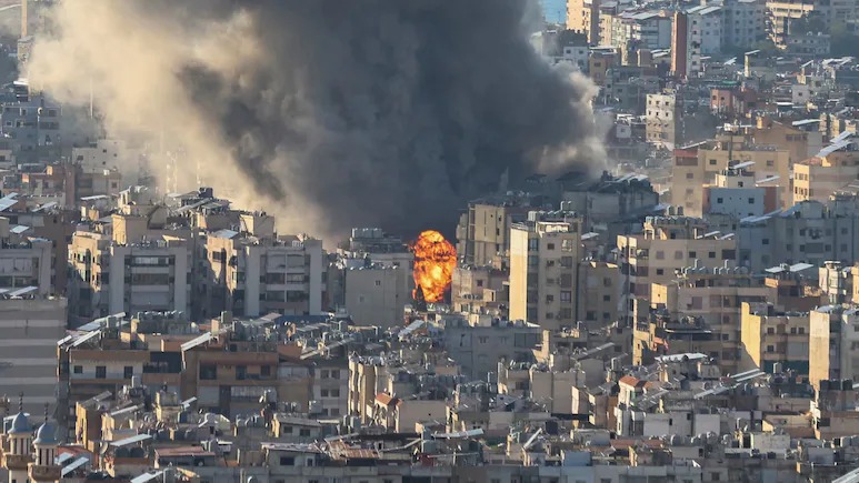 战争迫使数千伊朗民众撤离城市,寻求其他安全途径。