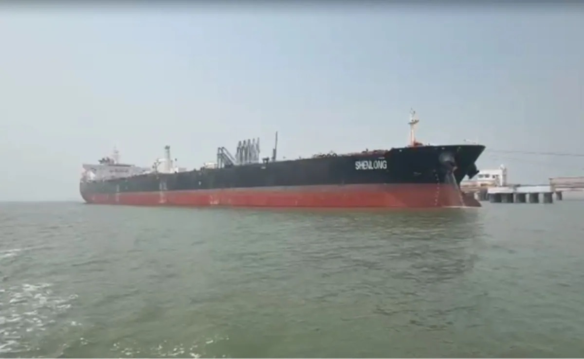 神龙号苏伊士型油轮穿越霍尔木兹海峡