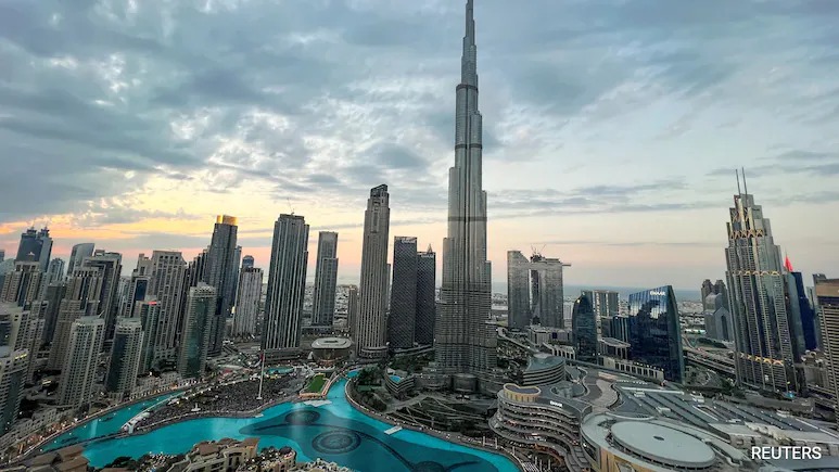 记者看到迪拜市中心居民区上空升起小团烟雾