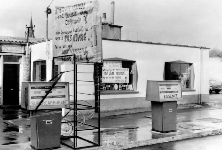 1973年石油危机期间，法国洛姆一家超市的加油泵关闭了。