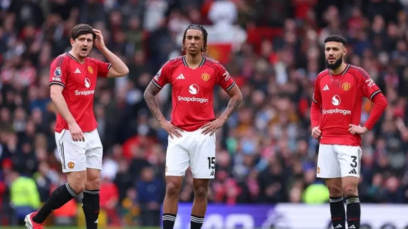 曼联后卫莱尼&middot;约罗（中）与哈里&middot;马奎尔（左）和努塞尔&middot;马兹拉维合影