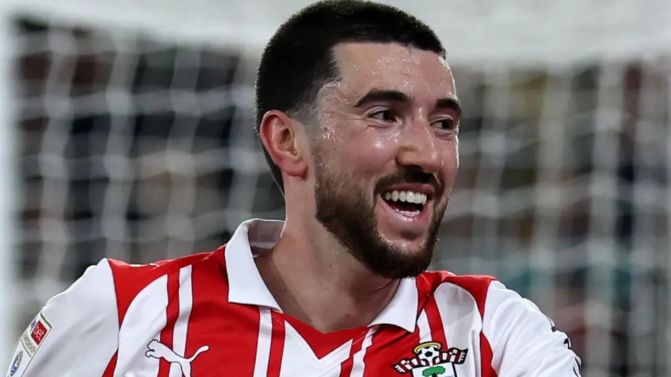 芬恩&middot;阿扎兹在攻破诺维奇城队球门，芬恩&middot;阿扎兹去年夏天从米德尔斯堡加盟南安普顿。