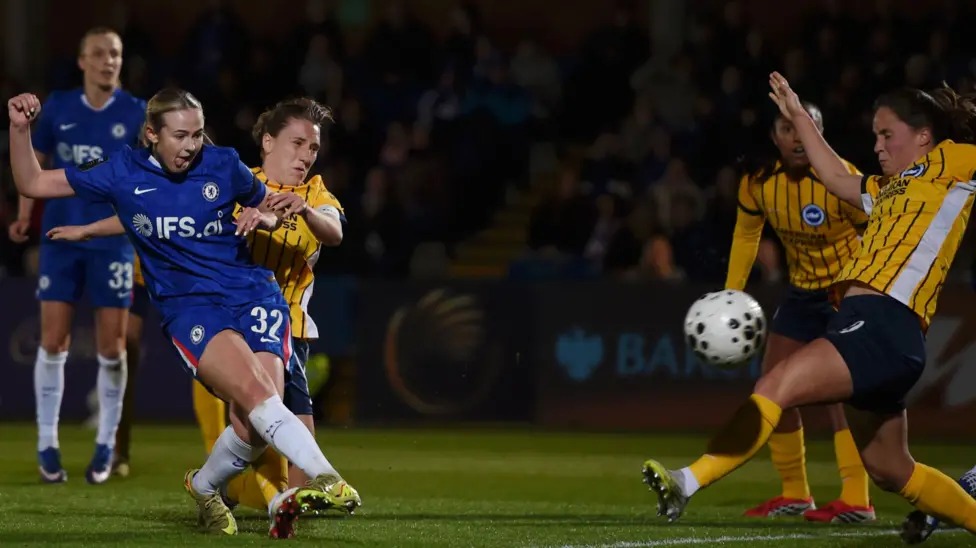 切尔西队的莱克西&middot;波特攻入了球队的第二个进球