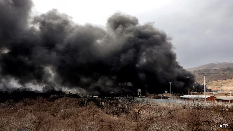 德黑兰西北部沙赫兰炼油厂在夜间遭到空袭后，升起了一股浓烟。