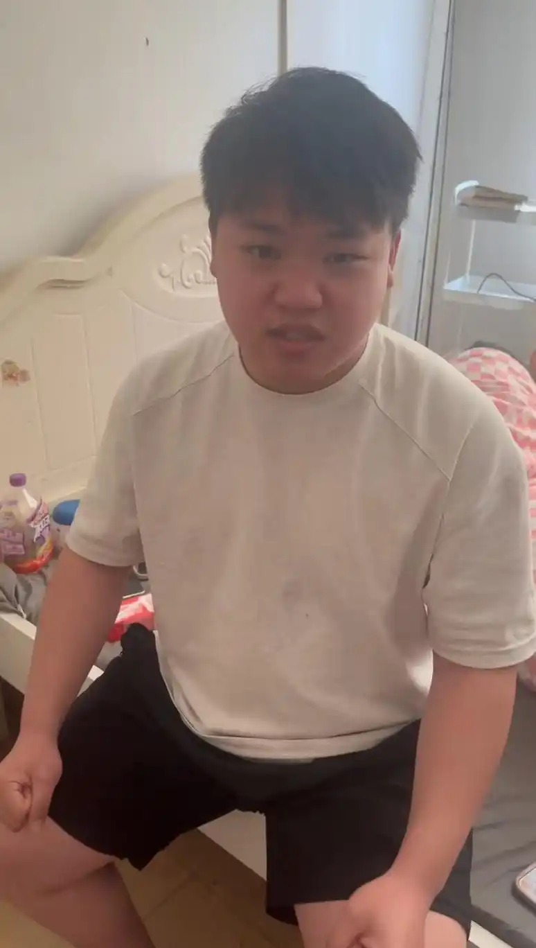 梅姨落网 被拐儿童钟彬：激动到吐了