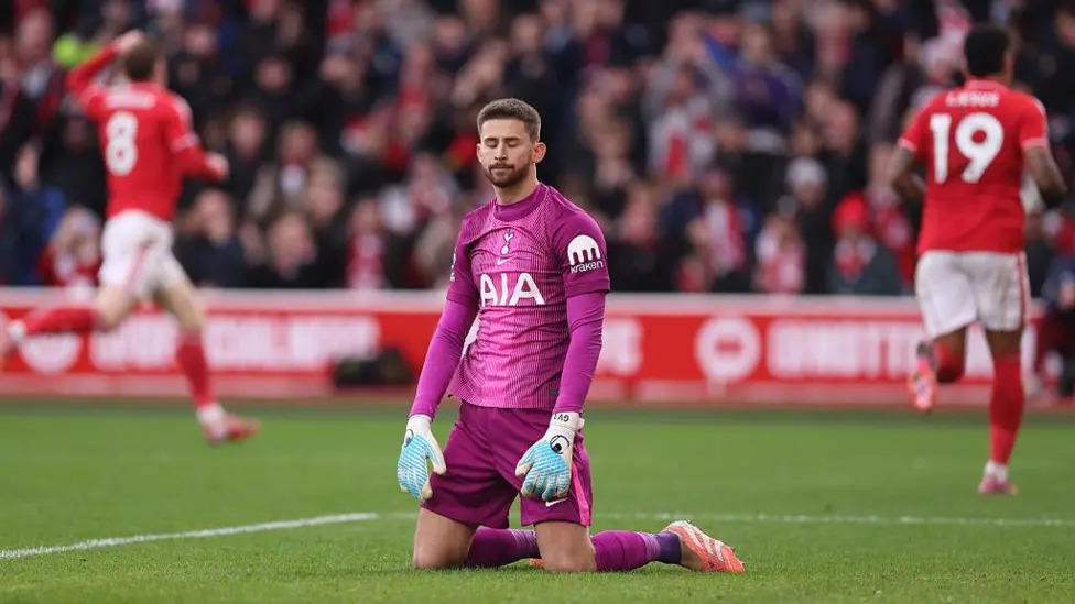 12月,诺丁汉森林在英超联赛中以3-0击败托特纳姆热刺。