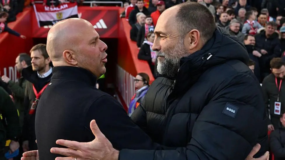 在英超联赛开赛前，托特纳姆热刺临时主帅伊戈尔&middot;图多尔拥抱了真正的阿恩&middot;斯洛特。