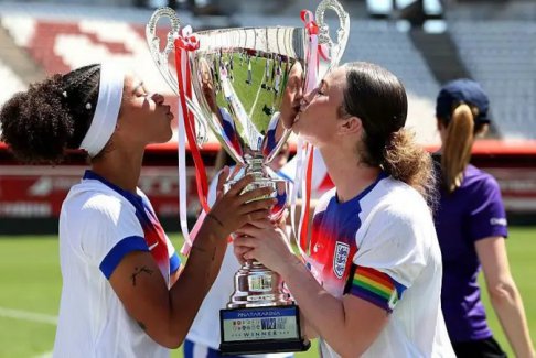 英格兰青年女足赢得欧洲冠军奖杯