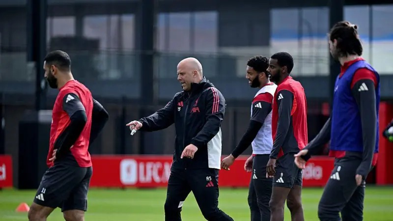 阿恩·斯洛特在训练课上