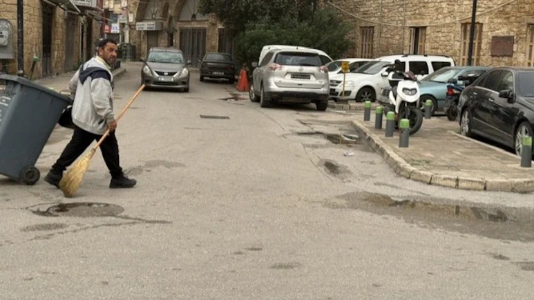 尽管存在危险,工人们每天早上仍然返回工作岗位。