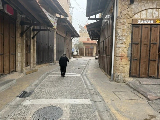 黎巴嫩战火纷飞 环卫工人坚守岗位清扫街道