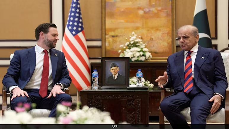 4月11日,巴基斯坦总理谢赫巴兹·谢里夫在伊斯兰堡与美国副总统JD·万斯通话。