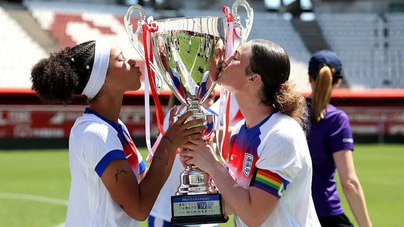 莱娜&middot;冈宁-威廉姆斯和队长鲁比&middot;梅斯亲吻奖杯