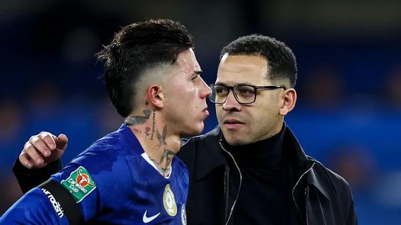 恩佐&middot;费尔南德斯正在和切尔西主教练利亚姆&middot;罗塞尼奥交谈