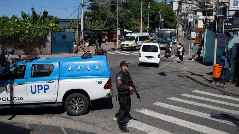 行动中逮捕了三人，无人受伤。