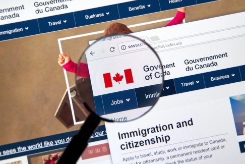 美国公民申请加拿大入籍人数激增导致入籍程序延误