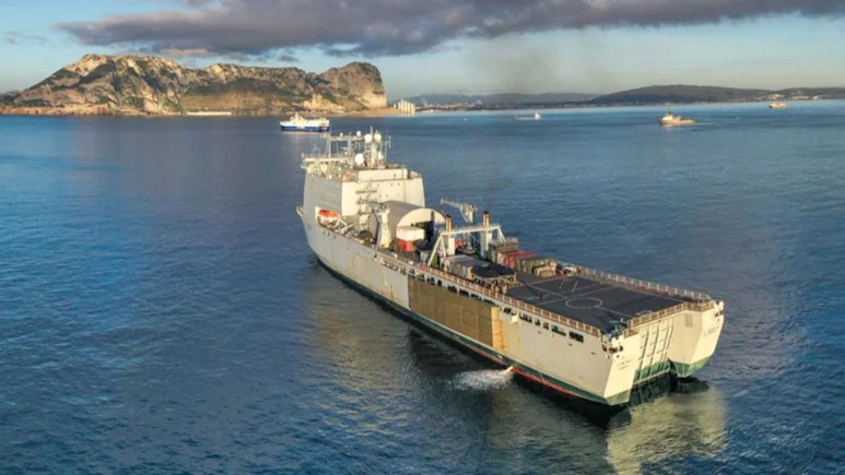 皇家辅助舰队莱姆湾号（RFA Lyme Bay）载有数百名水手，即将离开直布罗陀。
