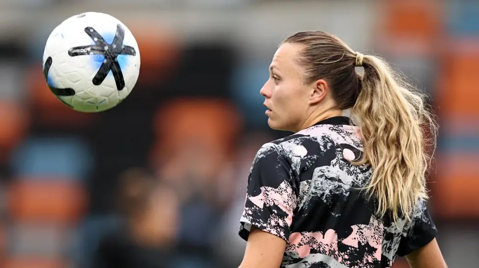 克莱尔&middot;埃姆斯利在产后仅五个月就重返赛场，为美国女子足球联赛（NWSL）的安吉尔城队效力。