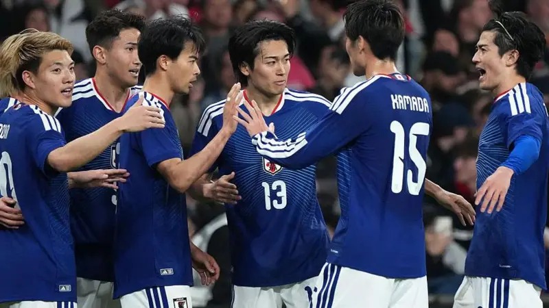 日本队在上届世界杯​​上对阵欧洲球队保持不败，小组赛中击败德国和西班牙，16强赛中与克罗地亚战平（1-1），最终在点球大战中被淘汰。