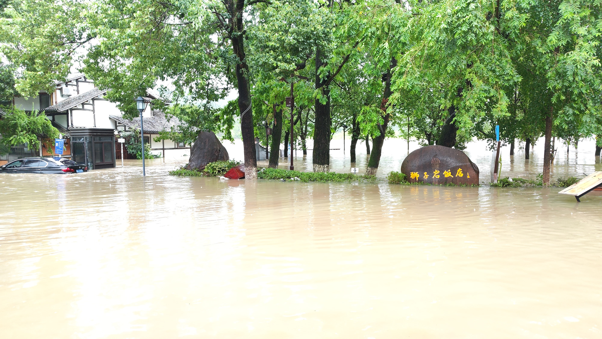 台风登陆半小时前后判若两地