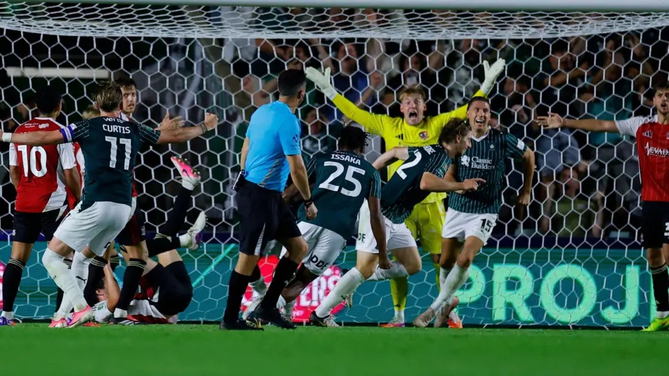 亚历克斯&middot;哈特里奇在代表普利茅斯阿盖尔队的首秀中打入了首粒进球